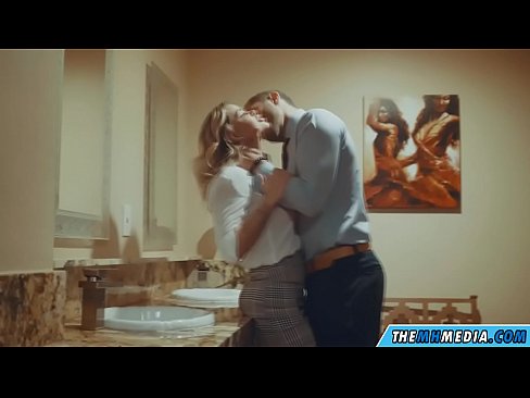 ❤️ Кад те прсата плавуша заведе у јавном тоалету ❌ Супер порно код нас